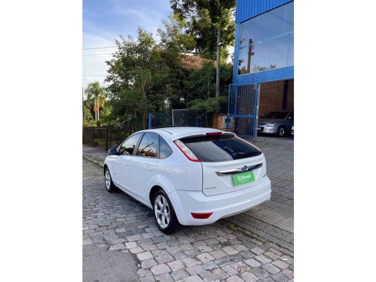 FORD - FOCUS - 2012/2012 - Branca - R$ 49.000,00