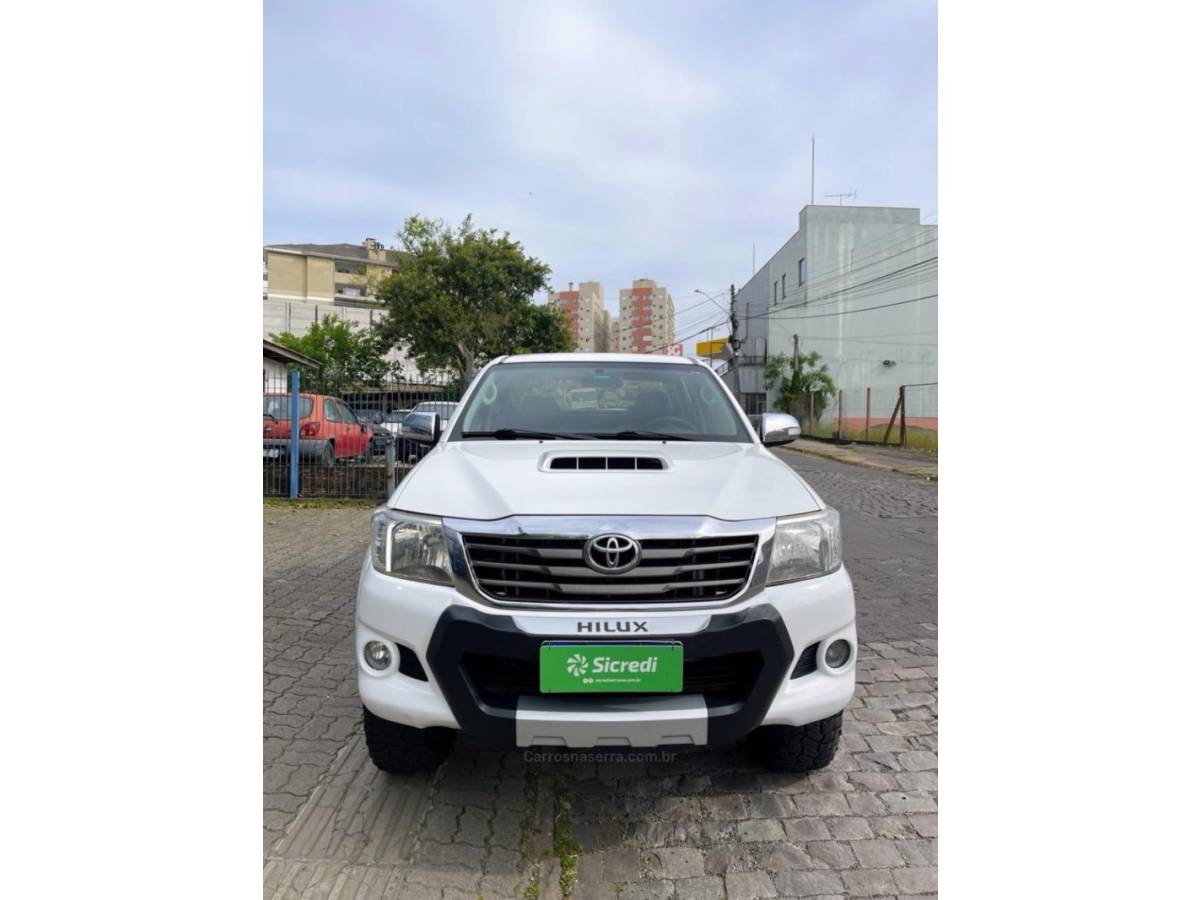 TOYOTA - HILUX - 2012/2013 - Branca - R$ 130.000,00