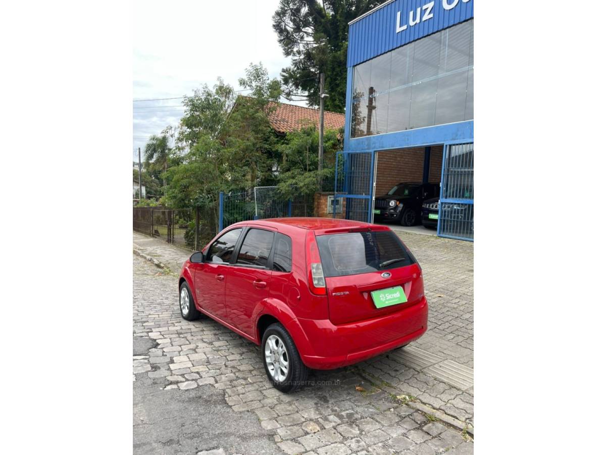 FORD - FIESTA - 2010/2011 - Vermelha - R$ 36.000,00