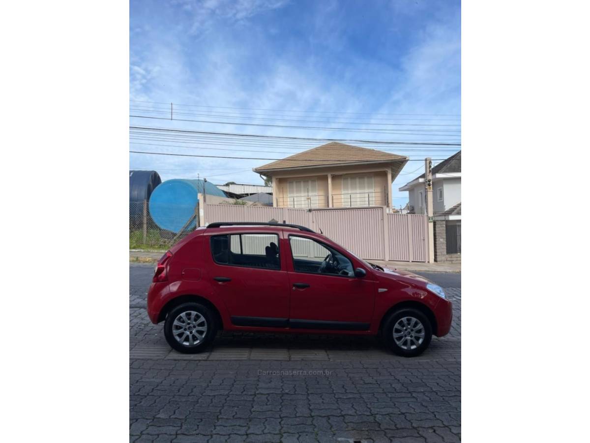 RENAULT - SANDERO - 2008/2009 - Vermelha - R$ 26.500,00