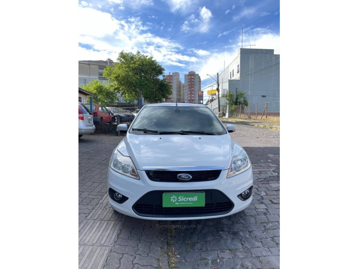 FORD - FOCUS - 2011/2012 - Branca - R$ 42.000,00