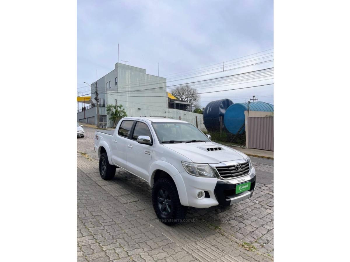 TOYOTA - HILUX - 2012/2013 - Branca - R$ 130.000,00