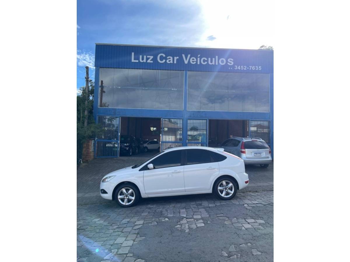 FORD - FOCUS - 2011/2012 - Branca - R$ 42.000,00