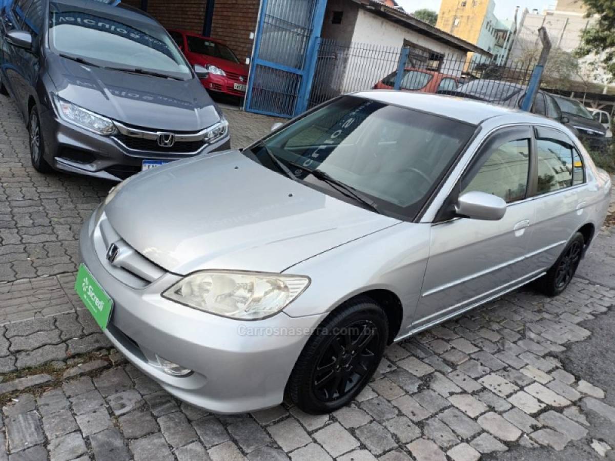 HONDA - CIVIC - 2005/2006 - Prata - R$ 32.000,00