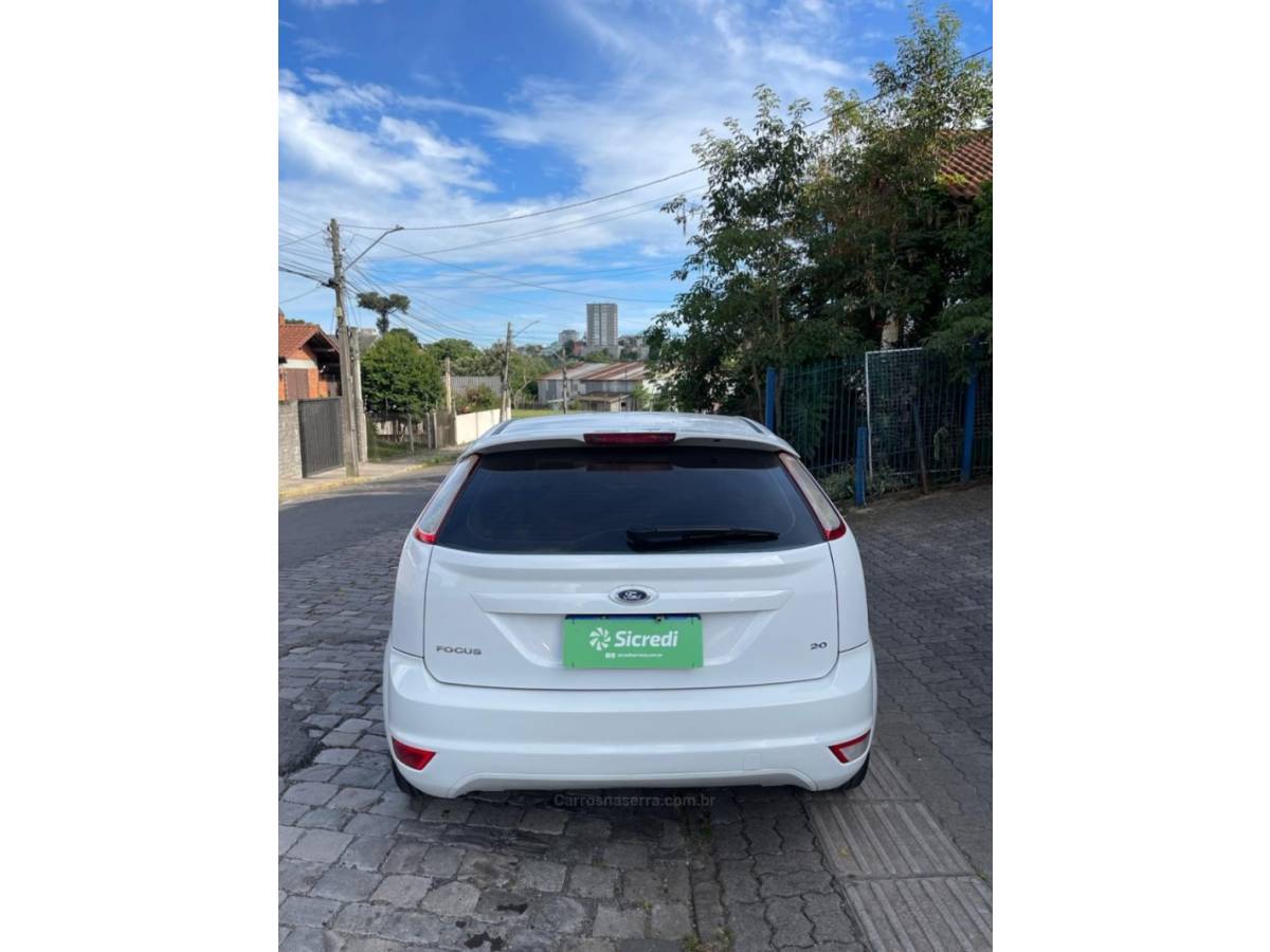 FORD - FOCUS - 2011/2012 - Branca - R$ 42.000,00