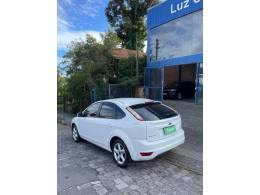 FORD - FOCUS - 2011/2012 - Branca - R$ 42.000,00