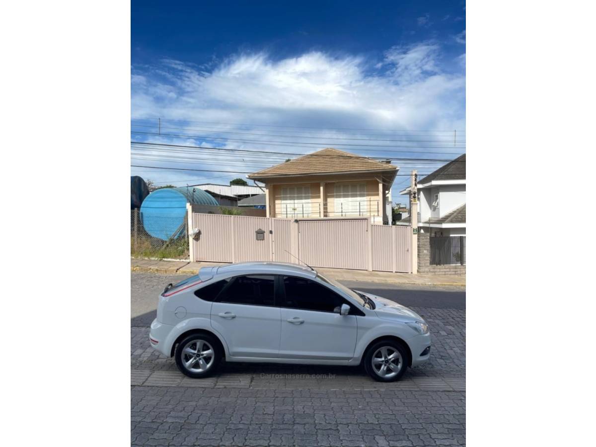 FORD - FOCUS - 2011/2012 - Branca - R$ 42.000,00