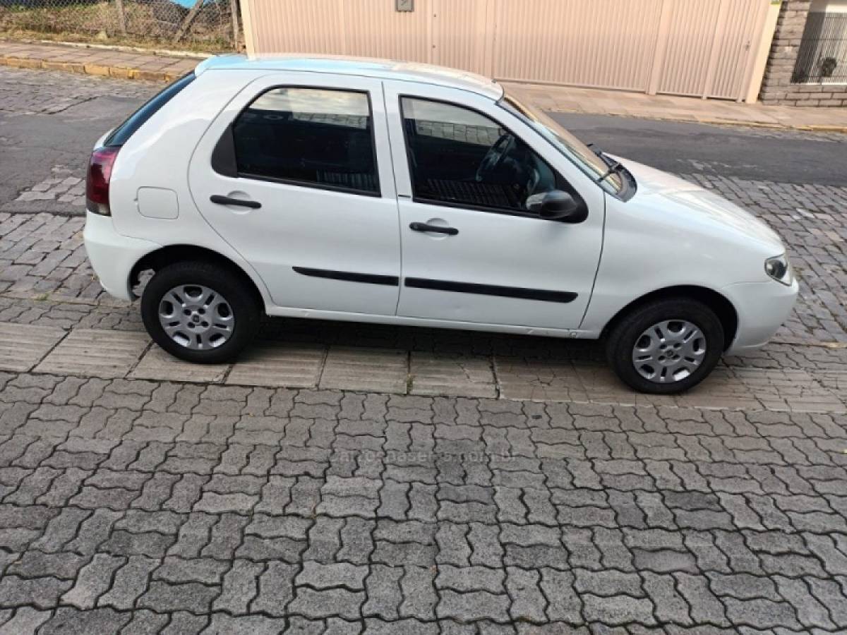 FIAT - PALIO - 2010/2011 - Branca - R$ 32.000,00