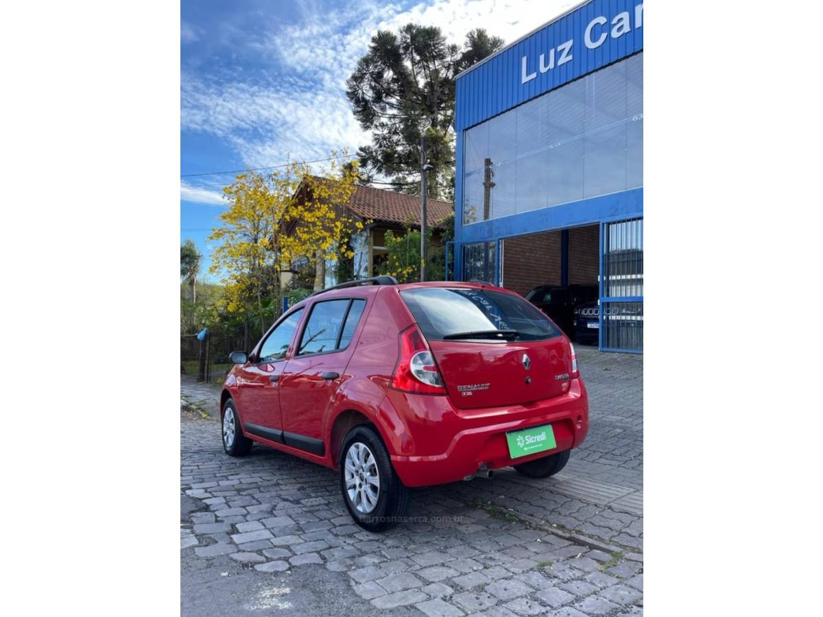 RENAULT - SANDERO - 2008/2009 - Vermelha - R$ 26.500,00