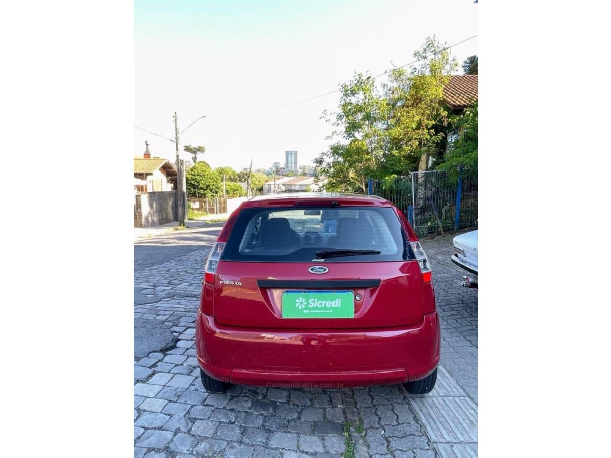 FORD - FIESTA - 2009/2010 - Vermelha - R$ 26.000,00