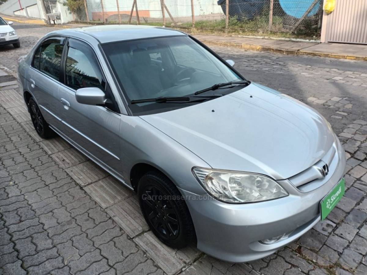 HONDA - CIVIC - 2005/2006 - Prata - R$ 32.000,00